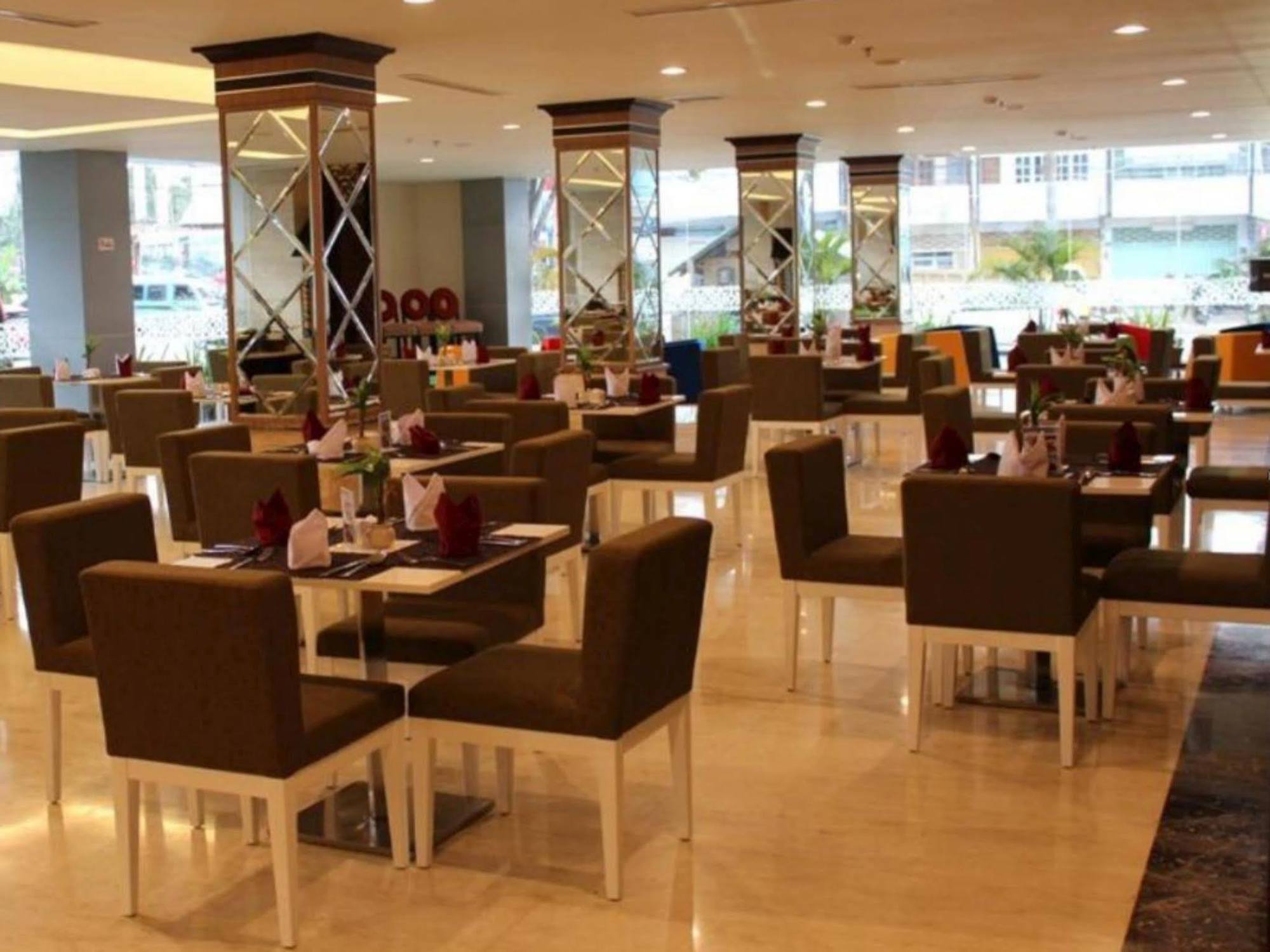 Plaza Inn Кендарі Екстер'єр фото